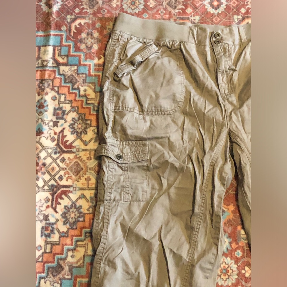 Casual Cargo Capri Pants - Picture 4 of 6